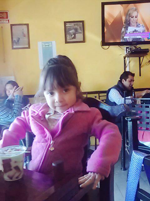 Disfrutando con mi nieta de una buena birria en el negrito