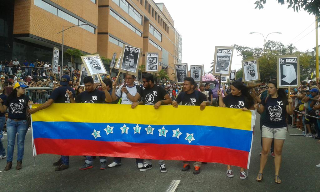AnaLabrador1's tweet photo. #MeridaNoSeRinde #Estudiantes en #DesfileDeFeriaDelSol muestran la realidad de la crisis en Vzla @ventevzlamerida http://t.co/pJdBPT7xix