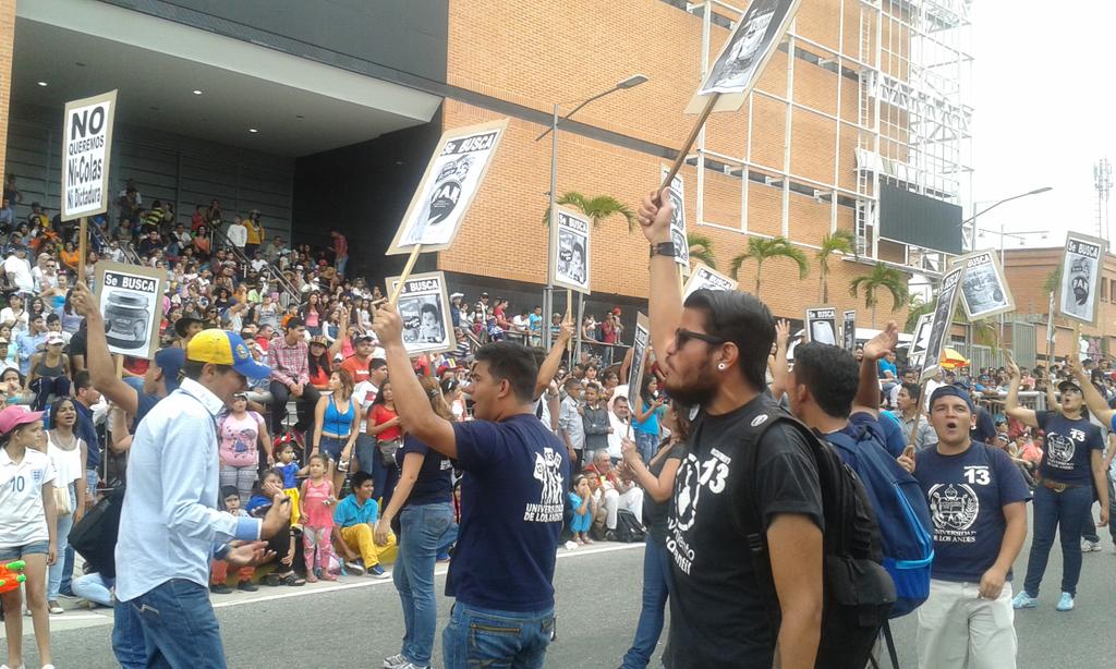 AnaLabrador1's tweet photo. #MeridaNoSeRinde #Estudiantes en #DesfileDeFeriaDelSol muestran la realidad de la crisis en Vzla @ventevzlamerida http://t.co/pJdBPT7xix