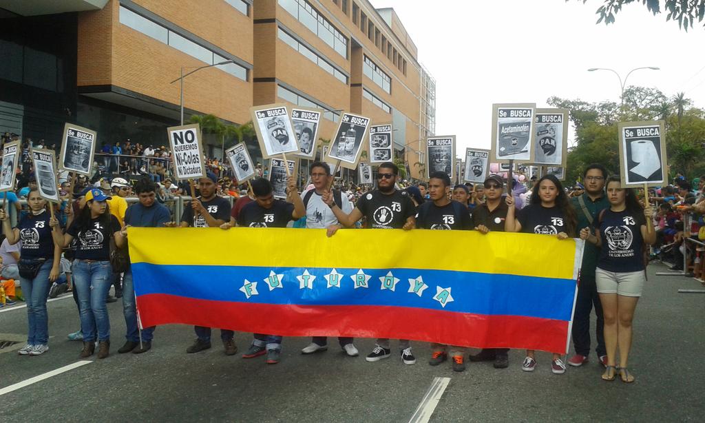 AnaLabrador1's tweet photo. #MeridaNoSeRinde #Estudiantes en #DesfileDeFeriaDelSol muestran la realidad de la crisis en Vzla @ventevzlamerida http://t.co/pJdBPT7xix