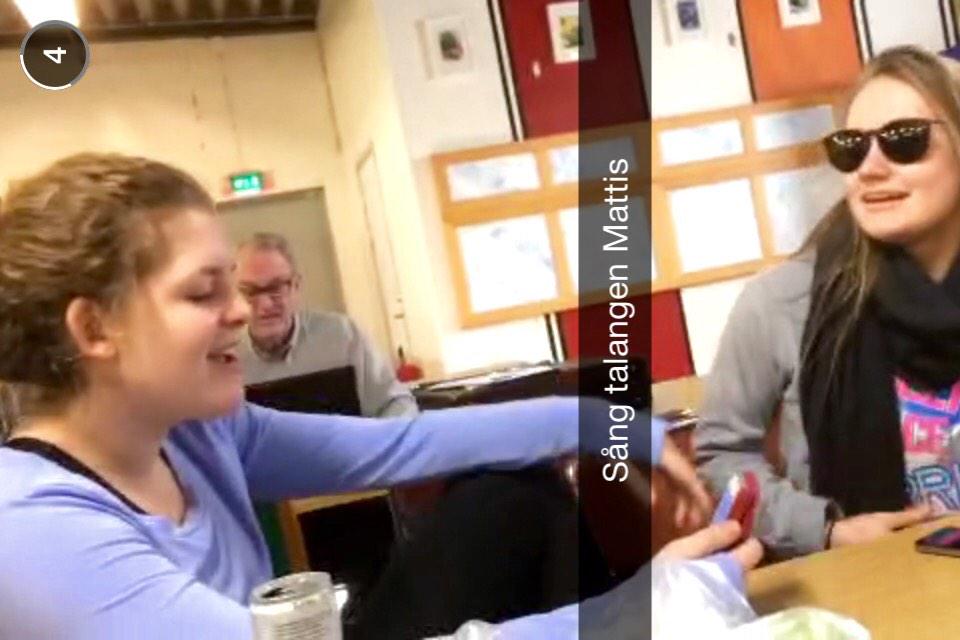 Emmawoop's tweet photo. Mattis med rösten och jag på guran 🎤🎸 #thenewonedirection http://t.co/RJlcpBaslf