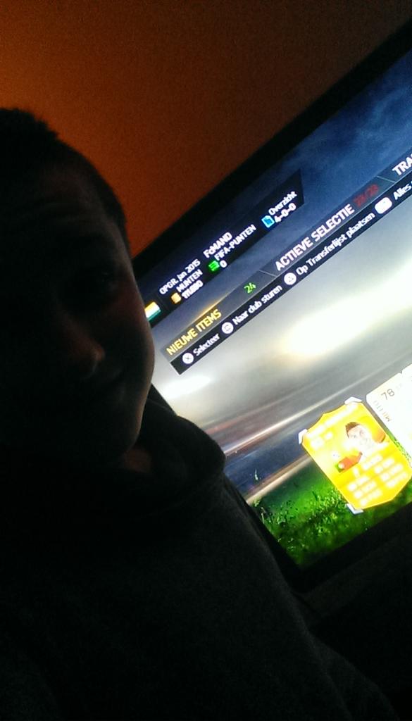 HiddeGoodijk's tweet photo. @MattHDGamer i Got RONALDOOOOOOOOO http://t.co/oRBS5JOEcv
