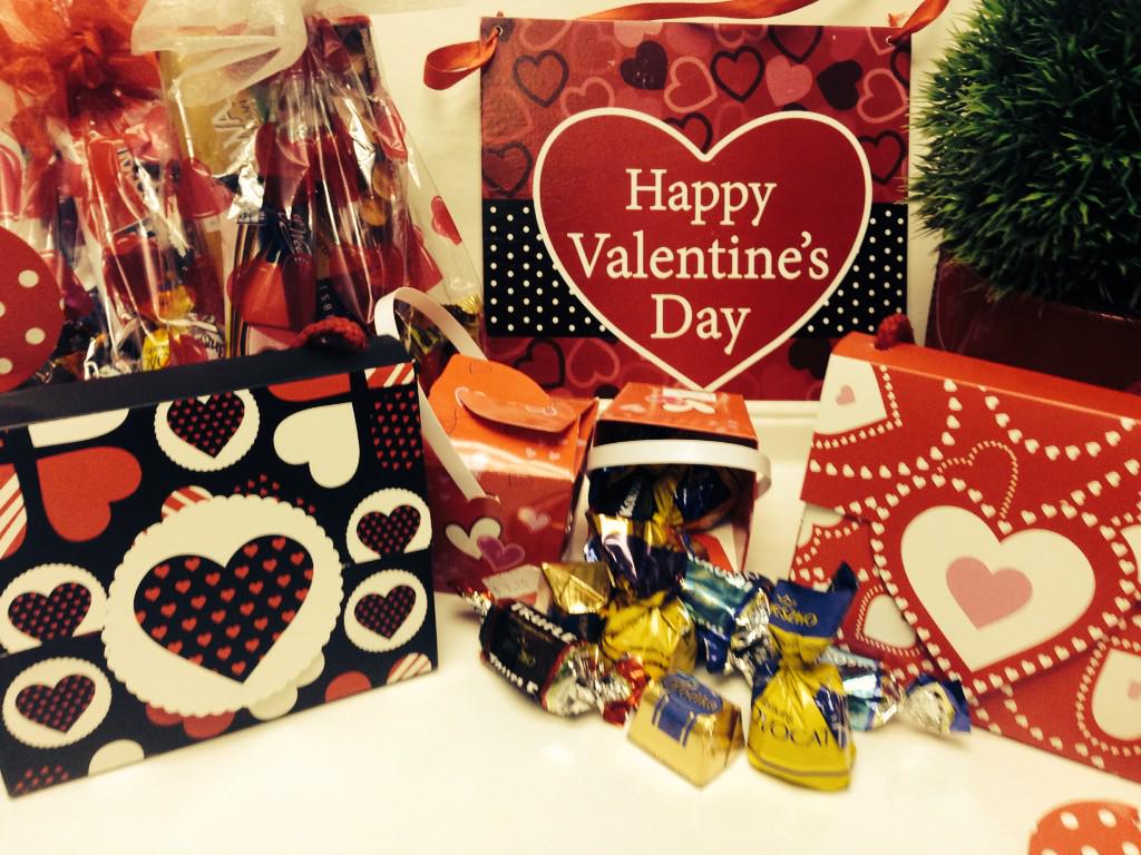 cooknpan's tweet image. #Valentines Gifts - #1Make It Personal,#2Cuddles,#3Cookies&amp;amp;Chocolates. We can offer #1 &amp;amp; #2! and #3?! Hug not Cuddle😊