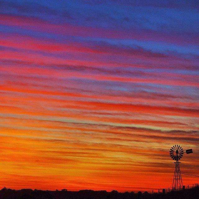 DavidZentaoProd's tweet image. pamuhshollister: RT ohsunnymornings: What incredible sky! Photo: Macedon Ranges #Victoria via lomz4 (IG). #thisisa…