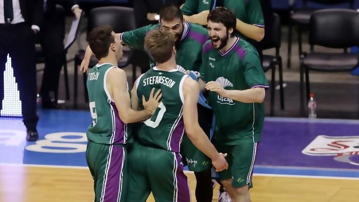 unicajaCB's tweet photo. Todos los datos de la victoria ante @Penya1930 81-77. ¡LÍDERES @ACBCOM! http://t.co/vnlXesMCPT #IFeelUnicaja http://t.co/R793wSH0JF