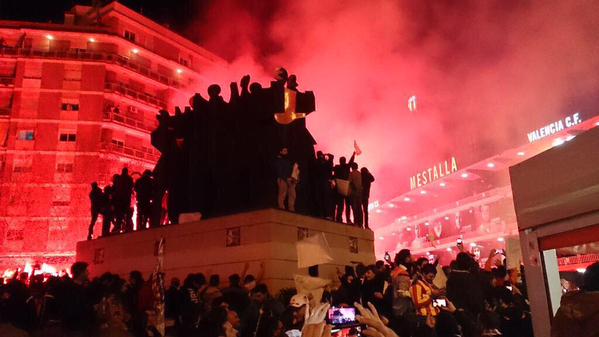 AntimadridVCF's tweet photo. Y más te aliento, si vas perdiendo... es un sentimiento, no trates de entenderlo! ♪ #AmuntValencia http://t.co/oUOdVaQc3w
