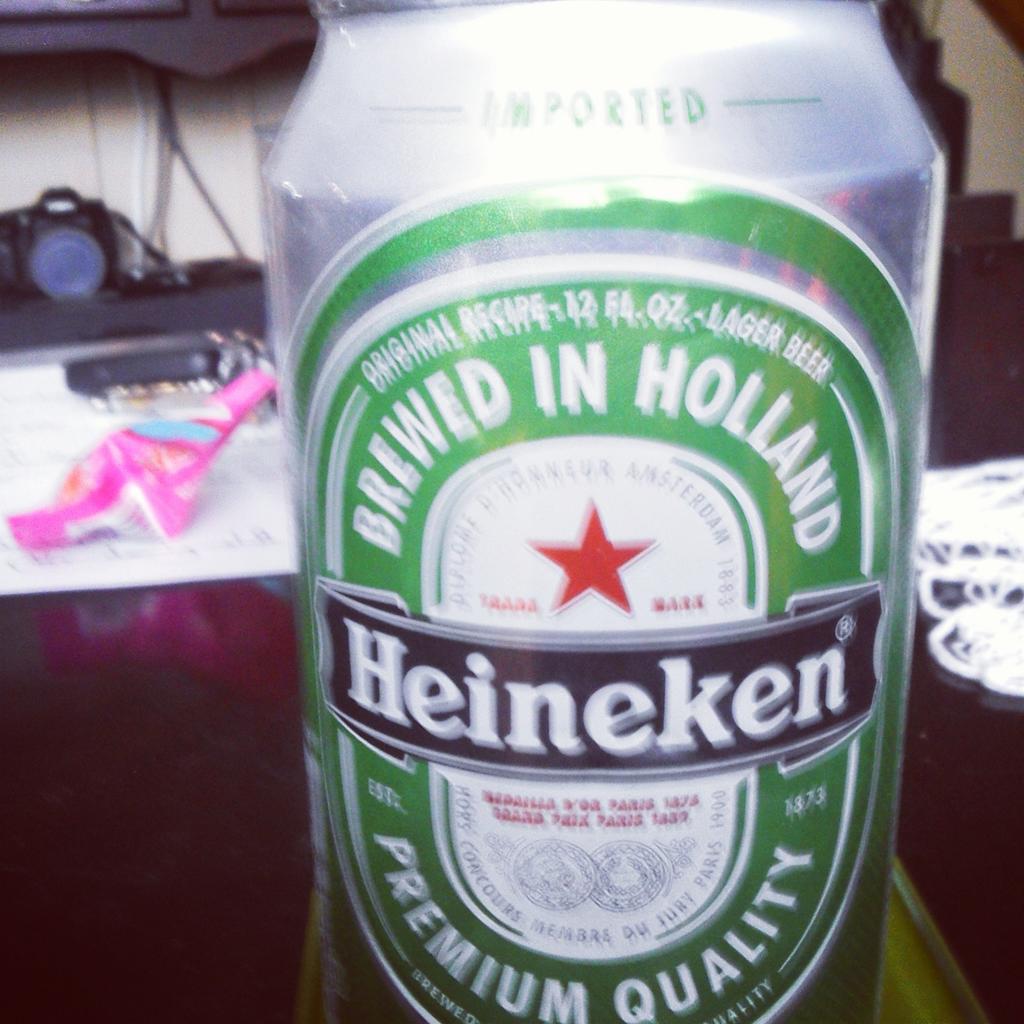 OfficialPheen's tweet photo. #SundayFunday #heinken http://t.co/OUXtfz72Bv