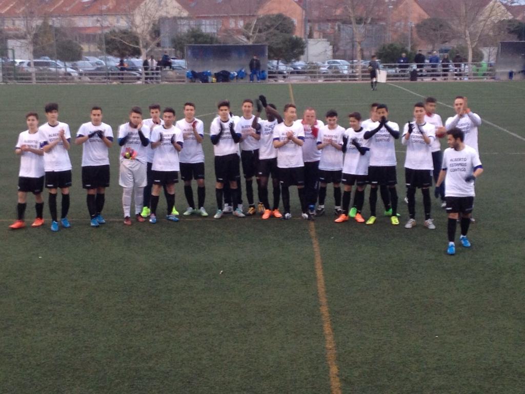 AlberttoGV's tweet photo. Enorme muestra de cariño de ayer del equipo, detallazo que se agradece en momentos así @EFCiudadGetafe http://t.co/zjZRAs6riT
