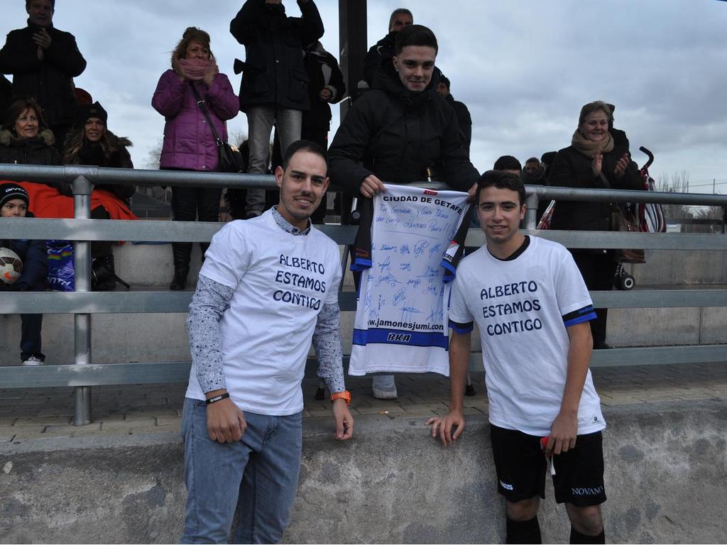 AlberttoGV's tweet photo. Enorme muestra de cariño de ayer del equipo, detallazo que se agradece en momentos así @EFCiudadGetafe http://t.co/zjZRAs6riT