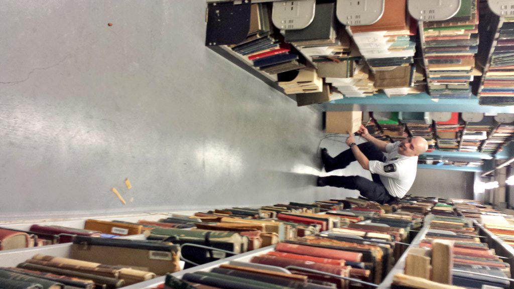 UofTStudentLife's tweet image. “@skidwayy: There is a squirrel looking to sign out some books at @GersteinLibrary http://t.co/7gGC4UIlmd” More #JoyAtUofT!