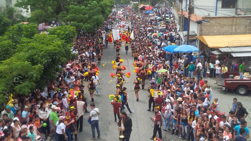 CarlosGarc1a's tweet photo. Masiva participación en el desfile de carnaval. Esperamos haber cumplido las expectativas de los asistentes! http://t.co/73LB8yJNCj