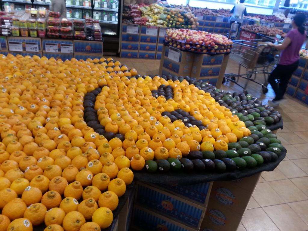khaapula's tweet photo. @WholeFoods at pasadena...yummy and adorable sumo tangerine wrestler! http://t.co/N2tJpuyEhO