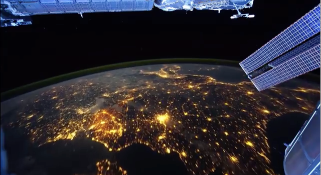 microsiervos's tweet photo. A solas en la noche: la Tierra vista desde la Estación Espacial Internacional #Fotografía http://t.co/Z2LQv6H1dp http://t.co/Mv6dzd70ak