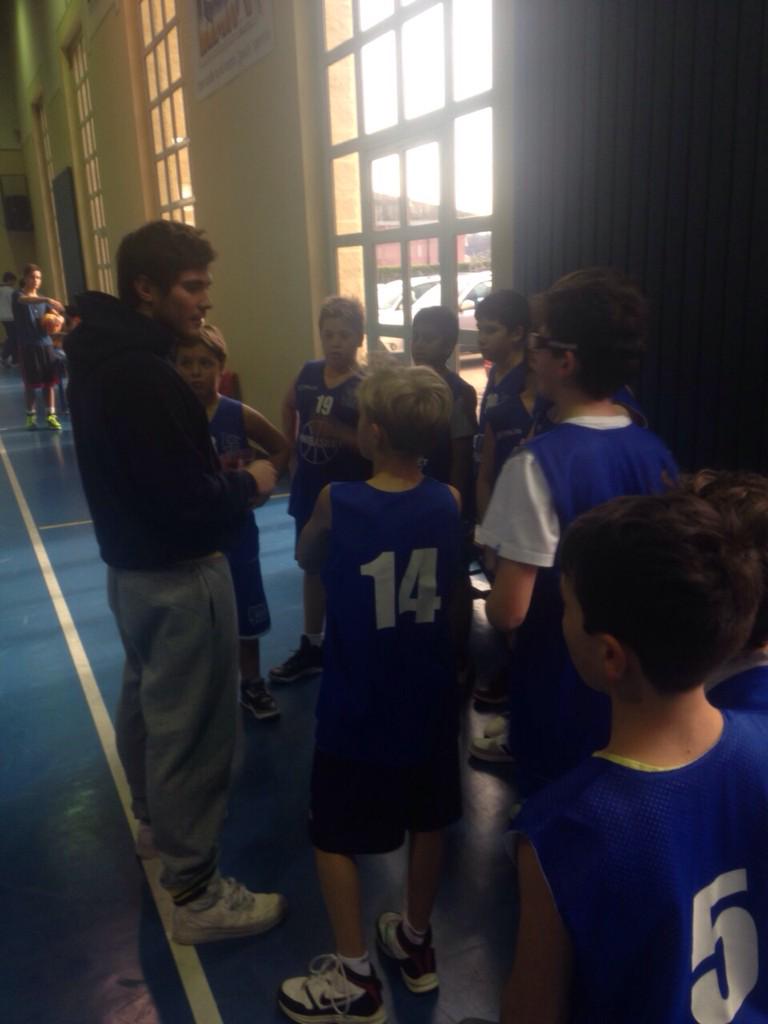 minibasketrobur's tweet photo. Sconfitta sul campo di Clivio per gli esordienti bianchi #maimollare #forzarobur #robur2003 #minibasket http://t.co/8F325yywdJ