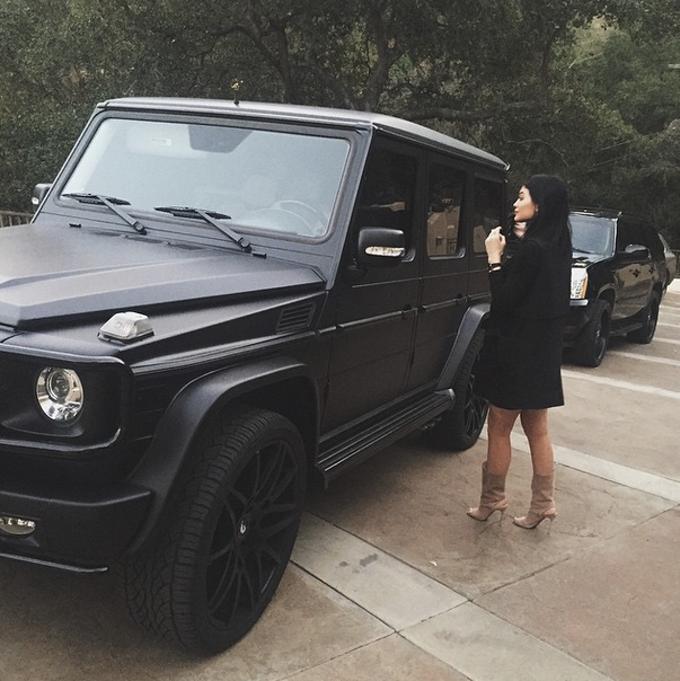 CelebDressCode's tweet photo. Love the footwear @KylieJenner is wearing w/this cute coat. Designer please? #KylieJenner #KUWTK #Celebritydresscode http://t.co/NWU7LovZgu