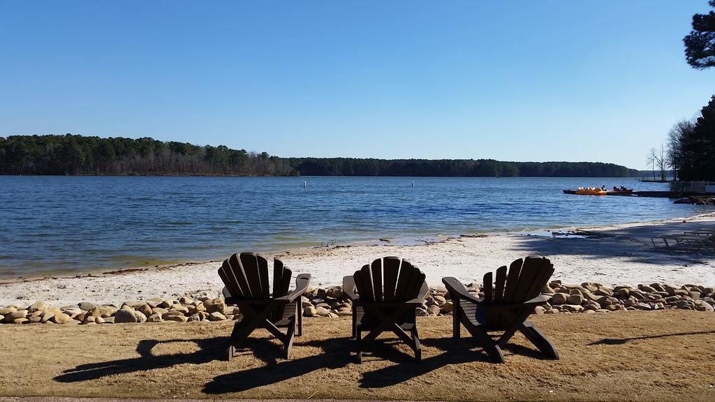 LakeOconeeTracy's tweet photo. Awesome Lake Day!  #lakeoconeetracy #georgiagolftrail #arborequitylakeoconee http://t.co/HFWzCNVjcX