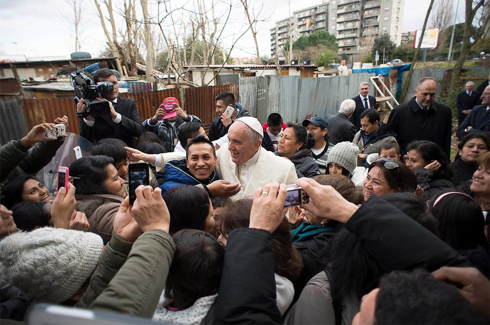 Global_Exc's tweet photo. El papa Francisco visita por sorpresa un barrio pobre de Roma. http://t.co/pSiOJIr2OG http://t.co/xJyAnohV8v