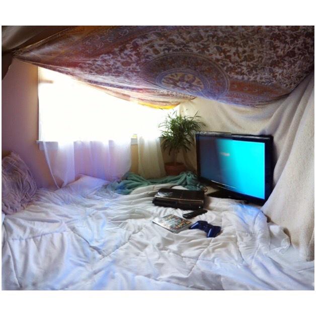 loserollie's tweet photo. this is were ive been hiding all day.,,. http://t.co/9M8auHledZ
