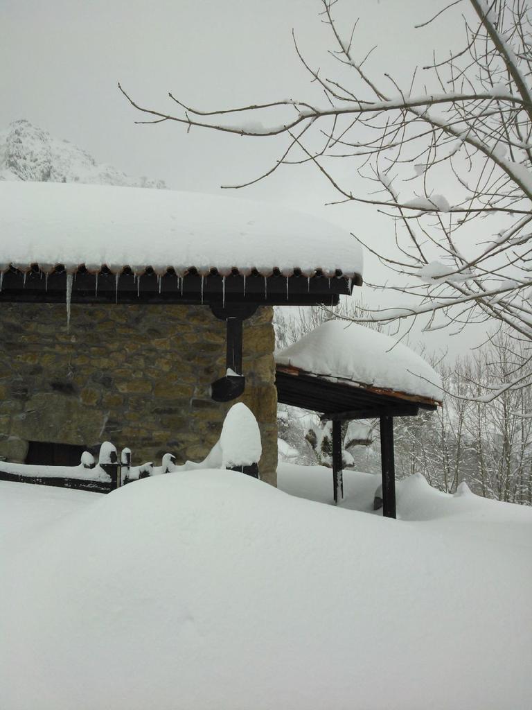 Jbcine1's tweet photo. La nieve cubrió toda nuestra Cabaña en CALEAO 1200m. UNA PASADA http://t.co/Z6tInUP6xv