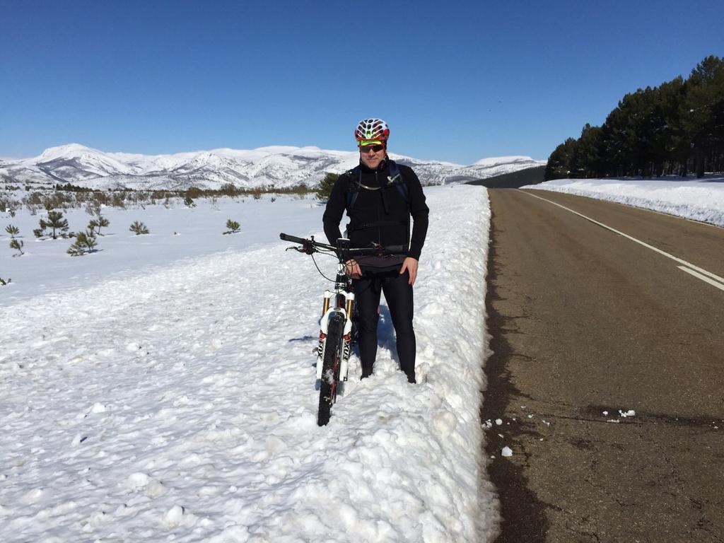 Jbcine1's tweet photo. Fernando, nieve o no sale a trabajar los cuádriceps,  es un fenómeno. http://t.co/UE0GBkTiyC