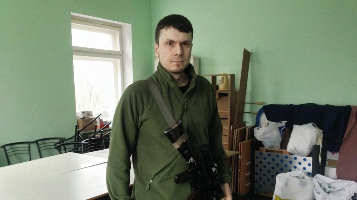 VICENews's tweet photo. We met a Chechen fighter in Ukraine and followed his battalion on a supply run: http://t.co/3L0Ut9tZfk http://t.co/fCzCmsAgk2
