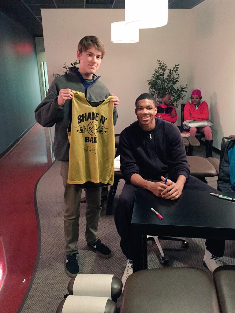 _charlieflynn's tweet photo. @G_ante34 is @ShakeNBake2015 biggest fan @Bucks @RobLowe http://t.co/Uc8yw3Vjn4