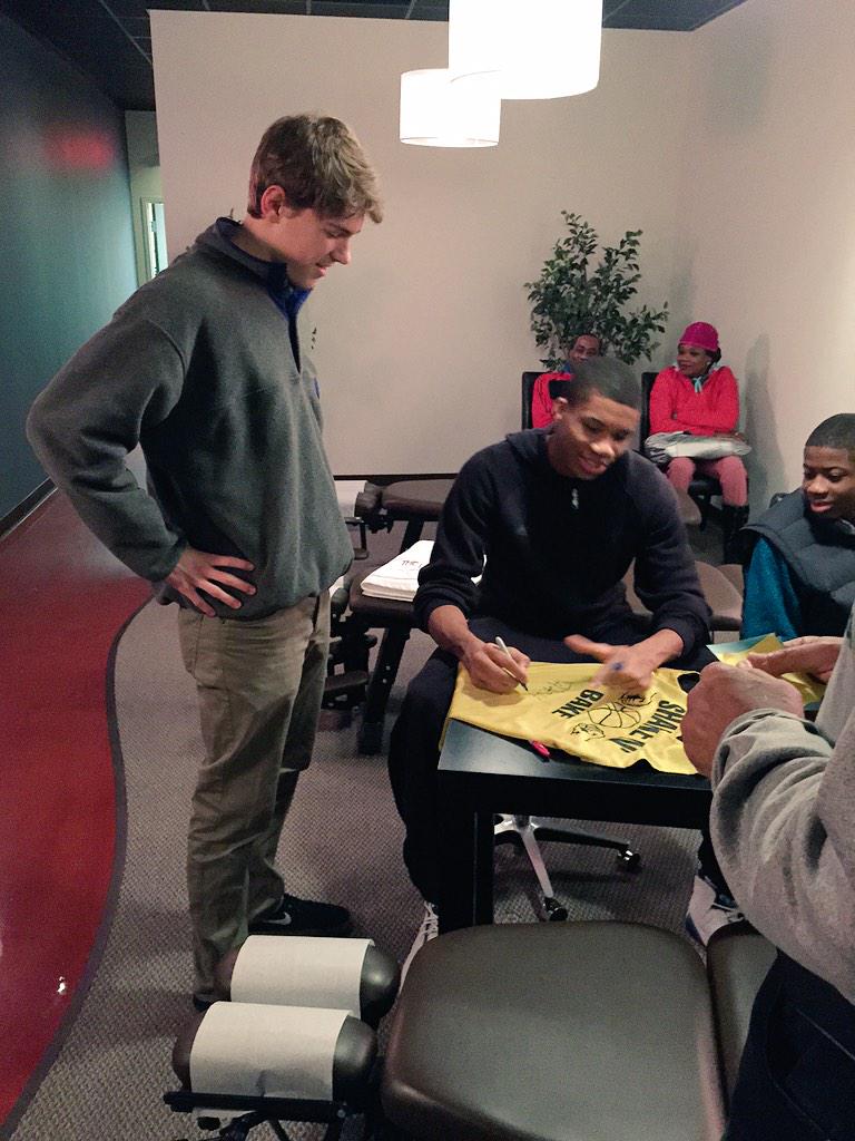 _charlieflynn's tweet photo. @G_ante34 is @ShakeNBake2015 biggest fan @Bucks @RobLowe http://t.co/Uc8yw3Vjn4