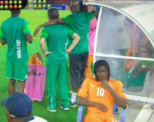 Stuart_PhotoAFC's tweet photo. Gervinho, too cool to watch the penalty shoot out. http://t.co/4VvXTVxtBY