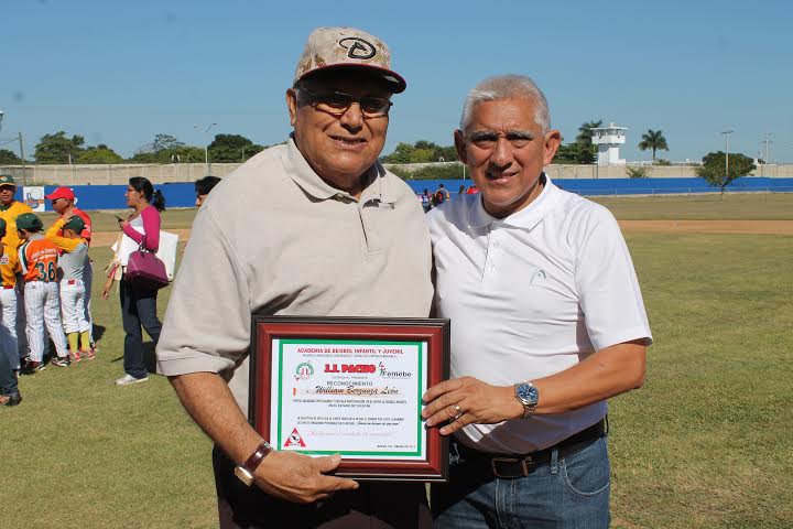 GobYucatan's tweet photo. Se rinde homenaje a Wílliam Berzunza León, miembro del Salón de la Fama e inspiración de nuevos valores yucatecos. http://t.co/vsdRlAbgHA