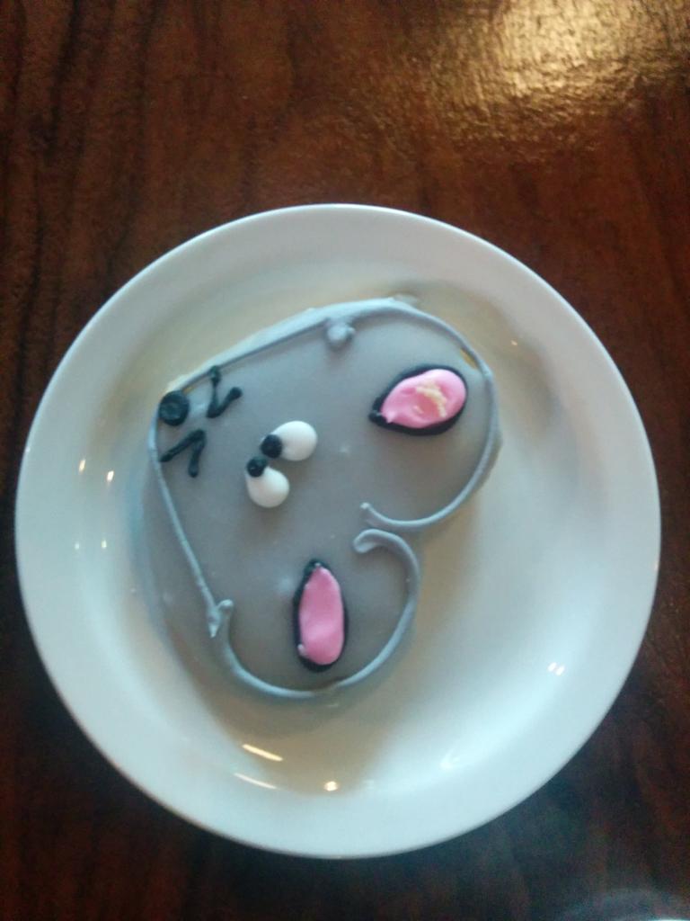 catmanpdx's tweet photo. #cat #cookie at #purringtons http://t.co/ccj6qBOJxE