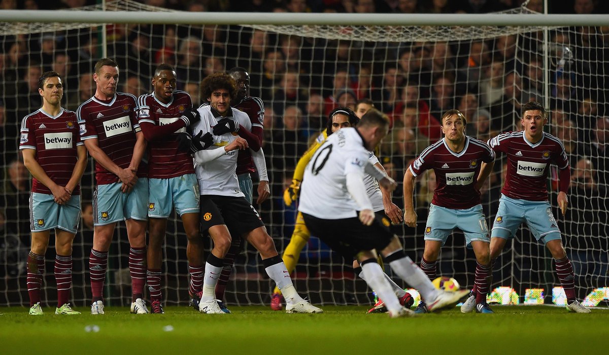 BBCMOTD's tweet image. Wayne Rooney has not hit a shot on target in the Premier League in 2015 bbc.in/1AzISFF #MOTD2