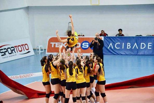 vakiftayfa's tweet photo. 9 numara havada! 👏
Number 9,in the air!👏

#Vakıfbank #voleybol #pavligi http://t.co/dKYcub4E5V