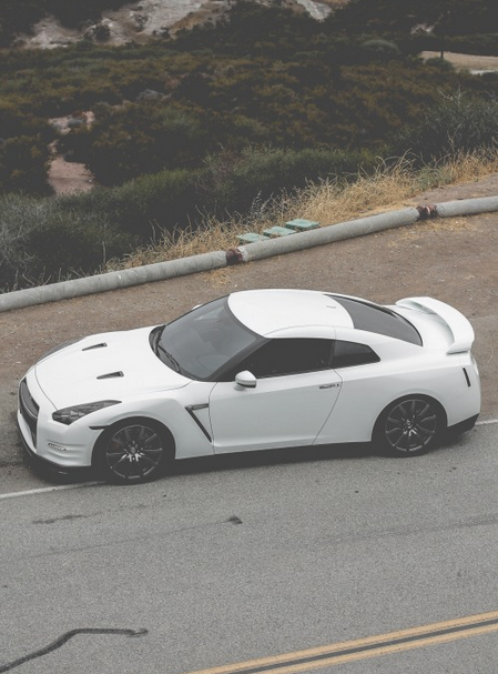 White Nissan GTR