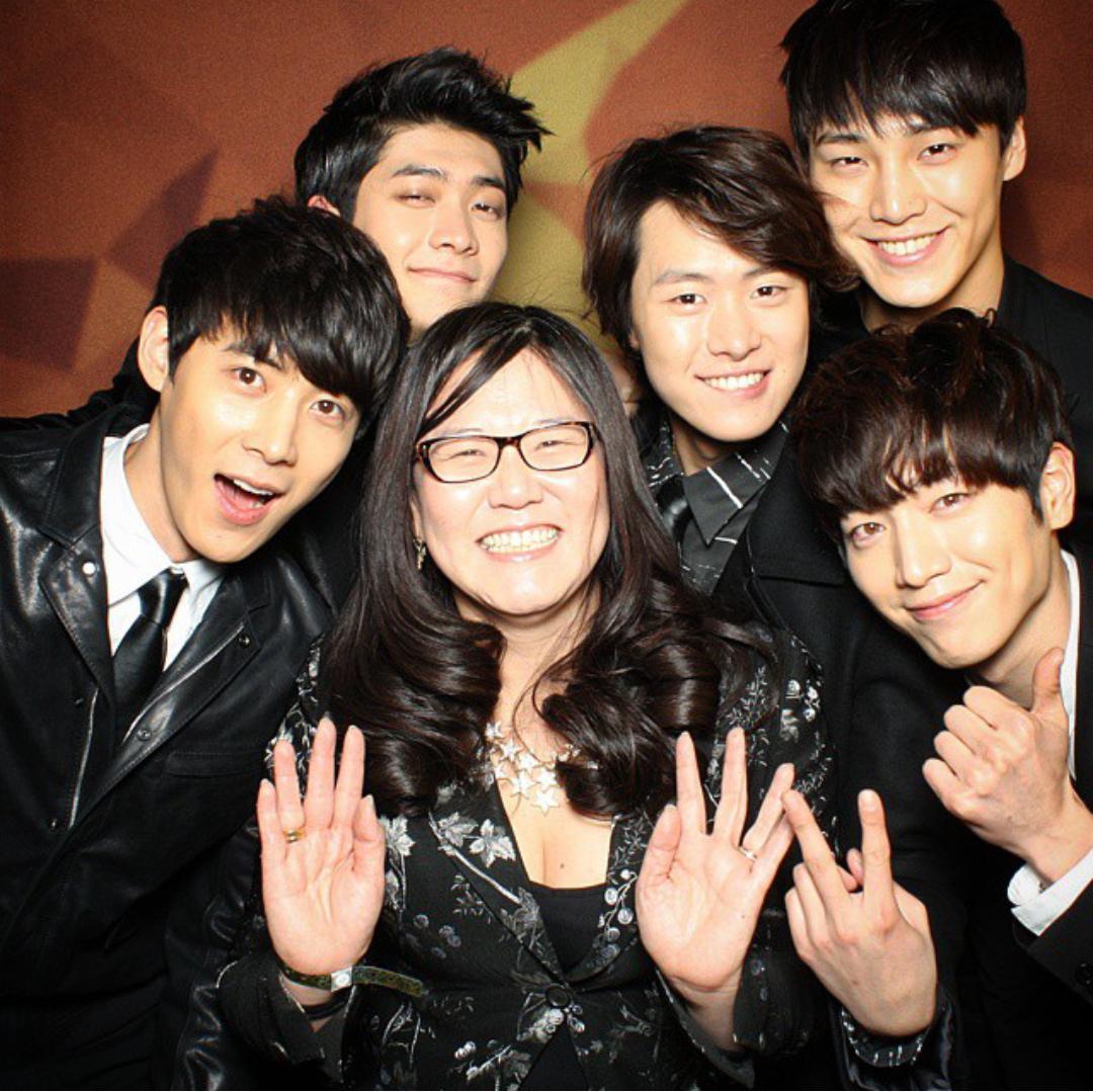 950221TH's tweet photo. 150205 #5urprise take selfie with fans at #DFAToyota (Cr.luckiebreak, jeanlibert, georgiagirl74, 1_jo._.jo_1) 😀😀😀 http://t.co/kPgUTniqpT