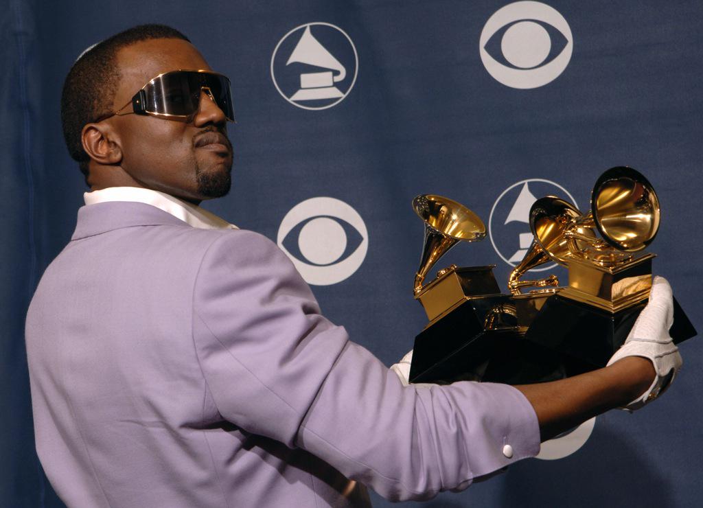 Kanye west grammys 2005. Канье вест и грэмми. Канье вест и грэмми. Канье уэст грэмми. Канье вест и грэмми.