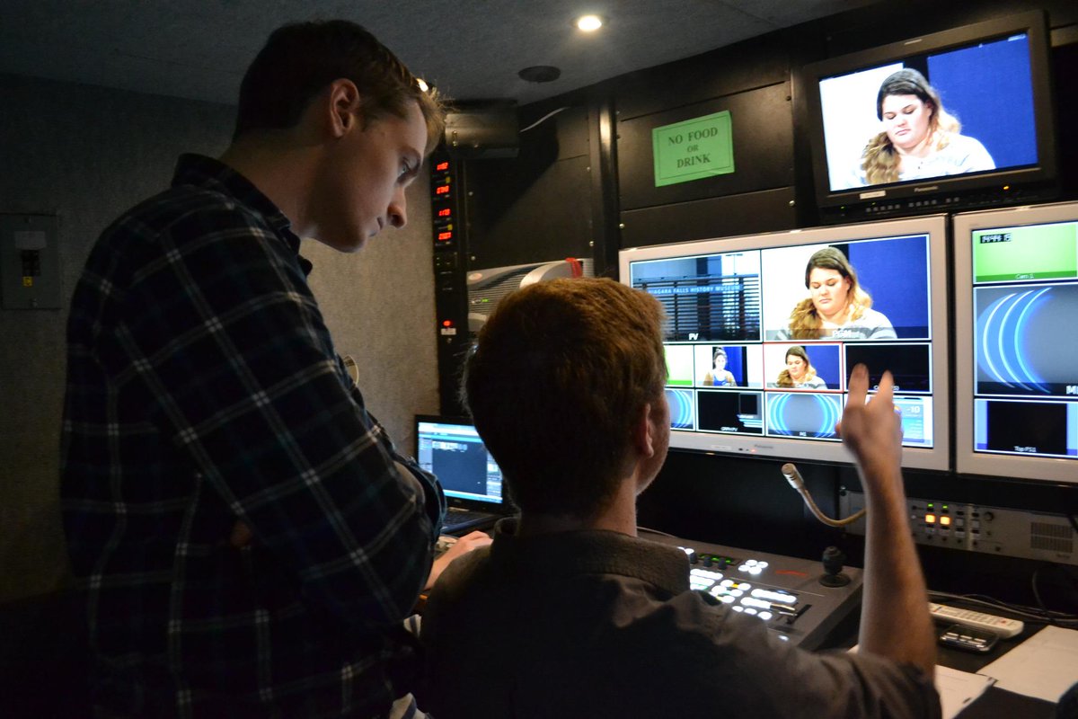 Inside_Niagara's tweet photo. Inside the truck today @TVDutch #brtf #broadcating #niagaracollege #insideniagara http://t.co/nNc5dI2LYv