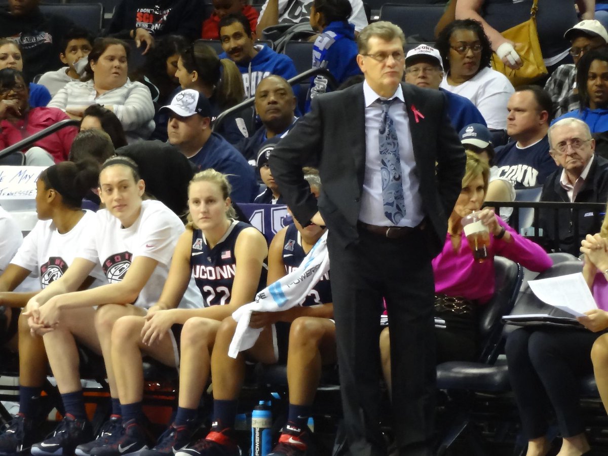 GeorgiaTouliat's tweet image. #2UCONN women B-ball vs Memphis. Final 80-34 Huskies.