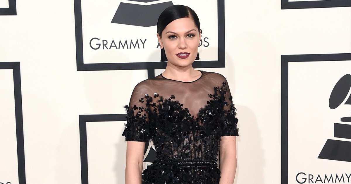JustJared's tweet photo. .@JessieJ is making a "bang" on the #GRAMMYs red carpet tonight! See the pics: http://t.co/0DjkPRs4CM http://t.co/Z7Lt478PIJ