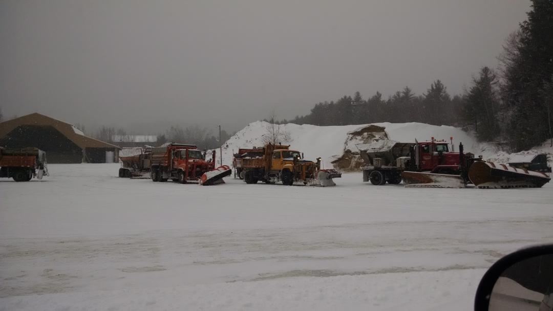 CTFD35's tweet image. Be sure to give these guys plenty of room to work! Its slick out there! @nhdoti93 @NewHampshireDOT