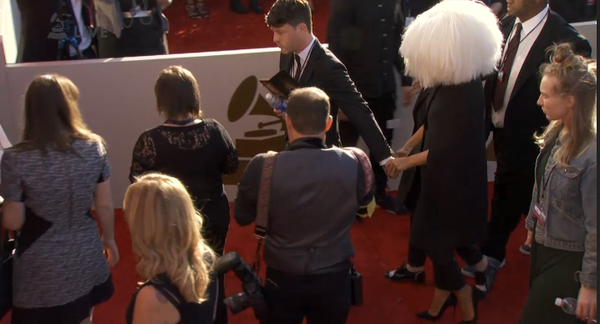 diarioshow's tweet photo. #GRAMMYs | La misteriosa @Sia llegó a los #Grammys2015... ¡Sí! Con una peluca gigante. ¿Mostrará la cara? @TheGRAMMYs http://t.co/xcXpgnqI4h