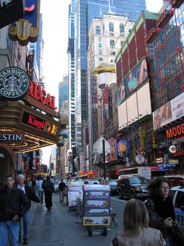 Mar_Cozza's tweet photo. What people think when you say you live in New York vs reality http://t.co/uNUofwR7JA
