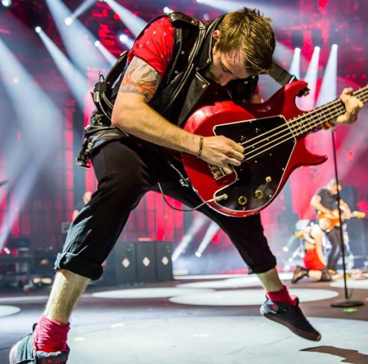 Happy birthday to paramore\s bassist, jeremy davis, thank u for staying with our hayley for more than14 yrs! 