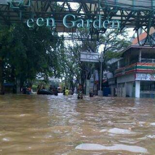 RizkyRASC's tweet photo. Banjir green garden jakbar,sepinggang orang dewasa.. @VIVAnews  #infobanjirVIVA http://t.co/mF4oXrOUQV