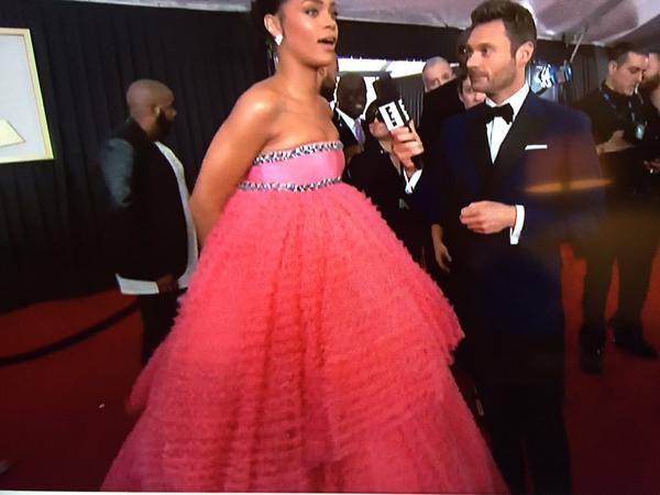 Kam_i_Lah's tweet image. "@ComplexStyle: WHO WORE IT BETTER? #GRAMMYs http://t.co/6ZhUuzrK0W" "I vote loofa" #cluelessmom