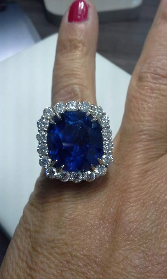 BaNovakDiamonds's tweet photo. LL Cool J wearing this at Grammy 2015  #barbaranovakdiamonds #LLCoolJ http://t.co/H7Grne1niZ