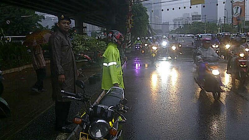 Waduh <a href="/aji_jajaul37/">Samiaji</a> @TeguhGpambudi RT <a href="/VIVAnews/">VIVAnews</a>: Hujan Guyur Jakarta, Kemayoran Siaga III dlvr.it/8SVpxH