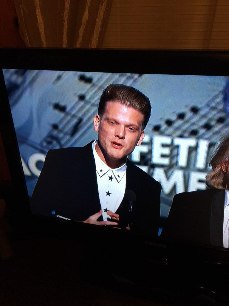 Fly_Ty5's tweet photo. @Gr8Wh1teBuffal0 nigga I found your twin on the Grammys 😂😂 http://t.co/xh1V6DtYO0