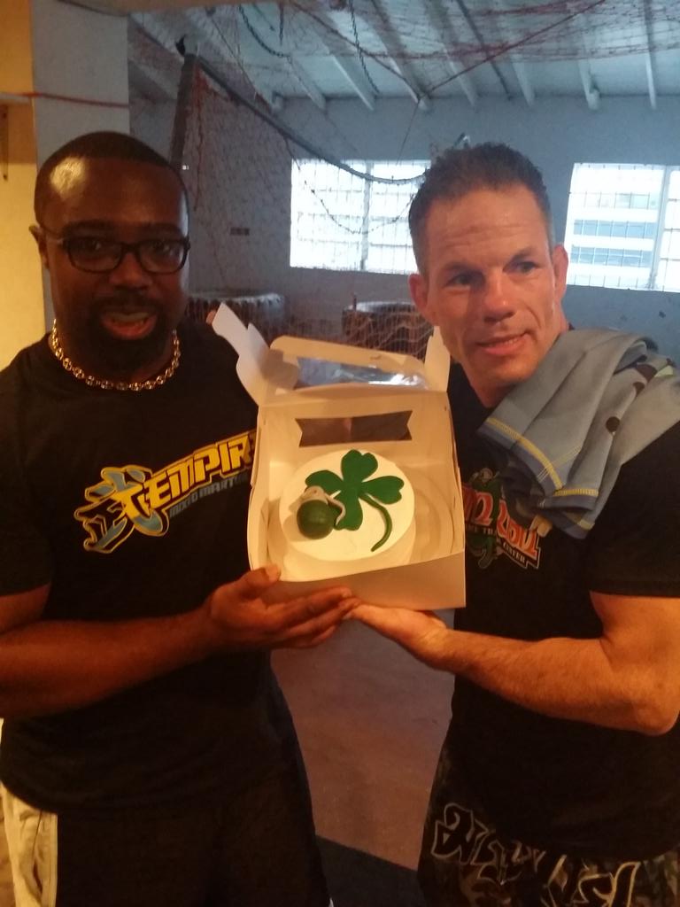 goodcheesecakes's tweet photo. @goodcheesecakes and @bahamasmma welcomes the #IrishhandGrenade to #thebahamas with a @irishgrenade #poundcake http://t.co/tQu6ljWzAl