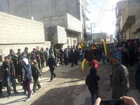 SerdarMahmud's tweet photo. #كوباني_تنتصر 
 تشييع شهداء الابرار في اللقلعة (كوباني) بعدة عودة بعض الاهالي إليها 
#Syria 
#Iraq 
#Iran 
#Turkey http://t.co/HKydmFJKNK