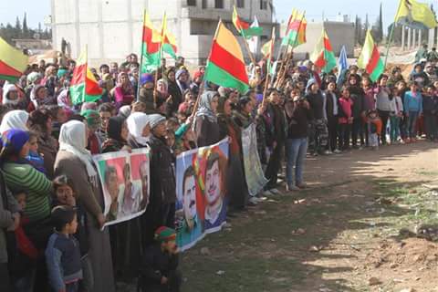 SerdarMahmud's tweet photo. #كوباني_تنتصر ...... تشييع جثامين الشهداء الابرار في اللقلعة (كوباني) بعدة عودة اهالي المدينة إليها http://t.co/6i7SBHvJmi